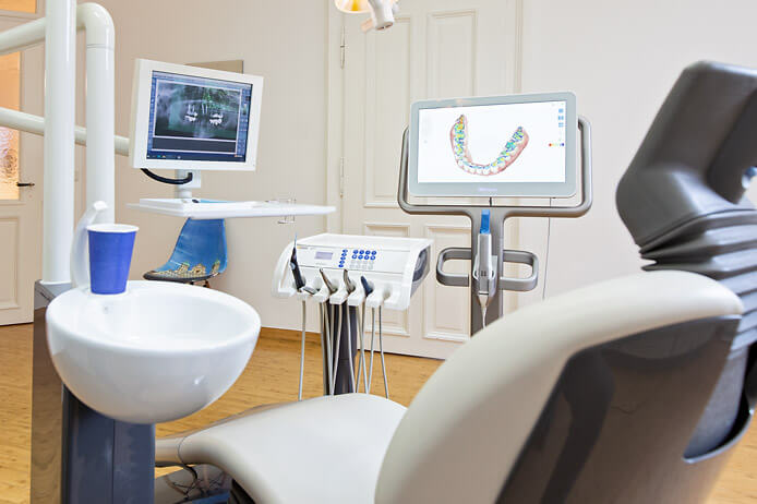 Behandlungszimmer der Zahnarztpraxis Zahnerhaltung Schneid & Schneid in Augsburg